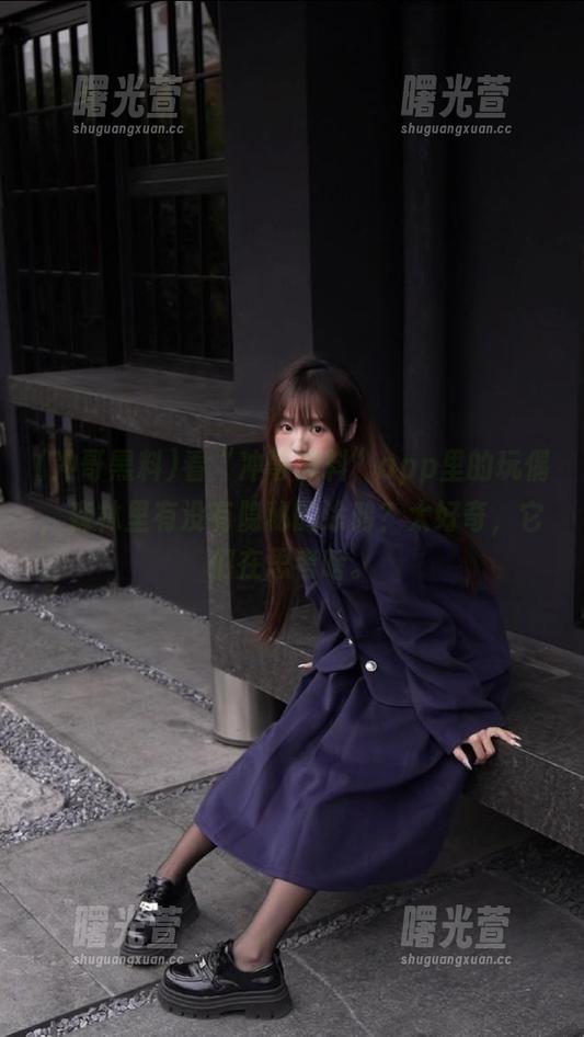看“冲哥黑料”app里的玩偶，森林里有没有隐秘的涂鸦？太好奇，它们在思考啥。