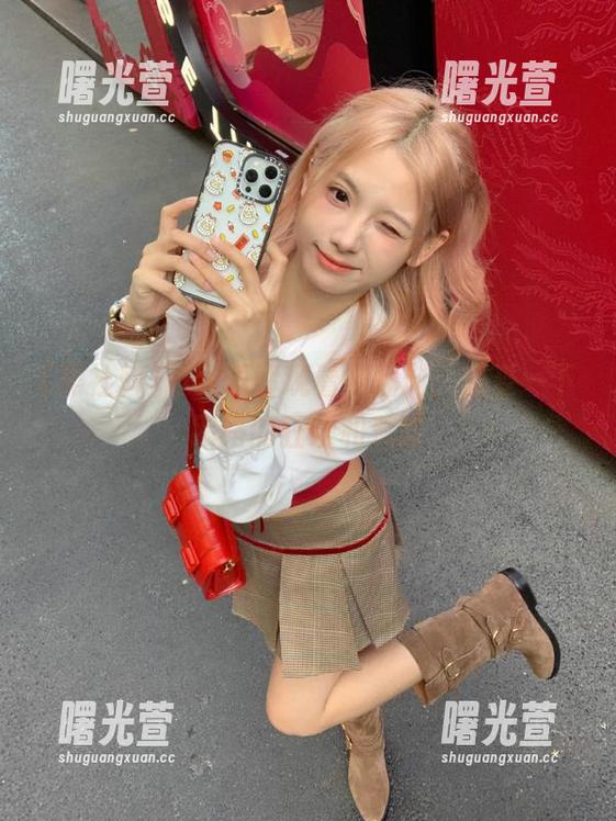 睁大眼睛观看黑社料，感受一下网络的狂欢和荒诞